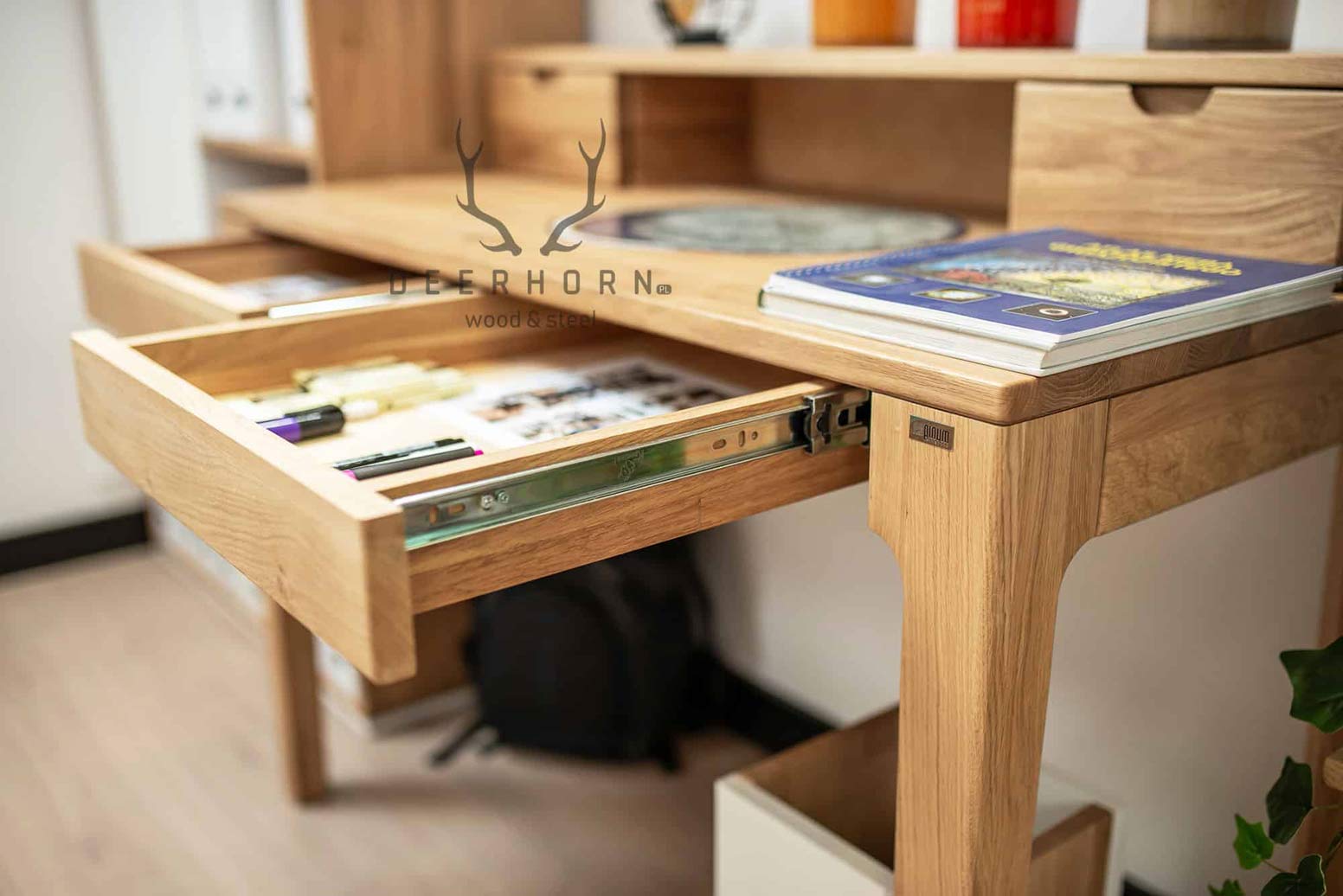 biurko z szufladami drewniane