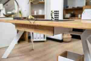 biurko z drewnianym podciętym blatem