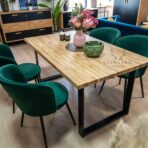 stół na metalowych nogach