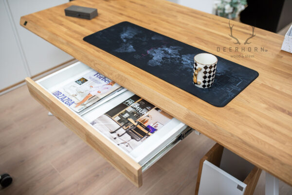 szuflada biurka z drewnianym frontem