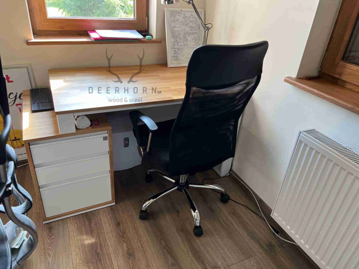 Białe biurko z drewnianym blatem loft industrialne premium
