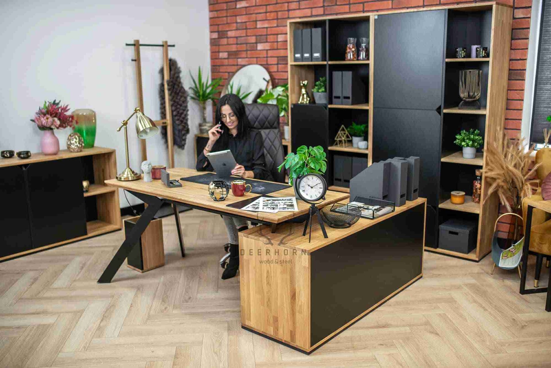 Biurko narożne loft z drewnianym blatem Deerhorn Active.