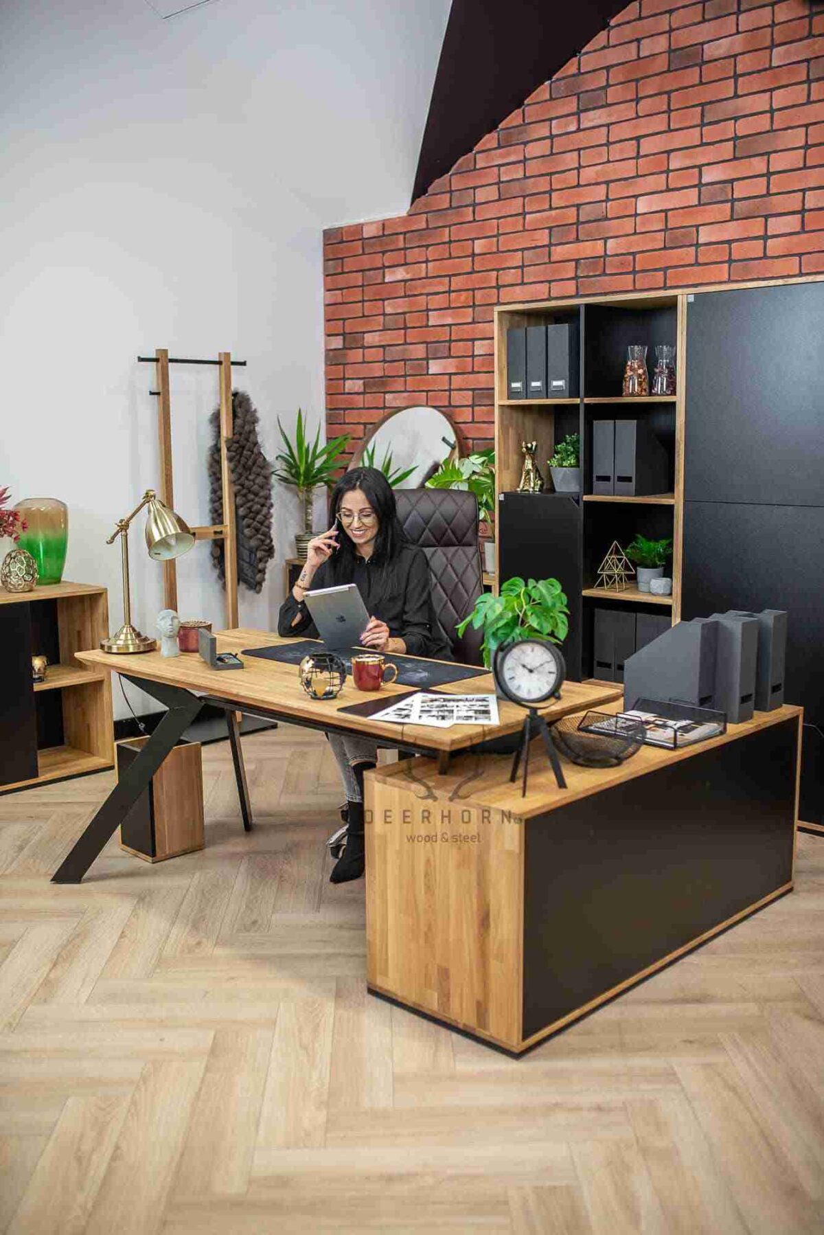 Biurko narożne loft z drewnianym blatem Deerhorn Active.