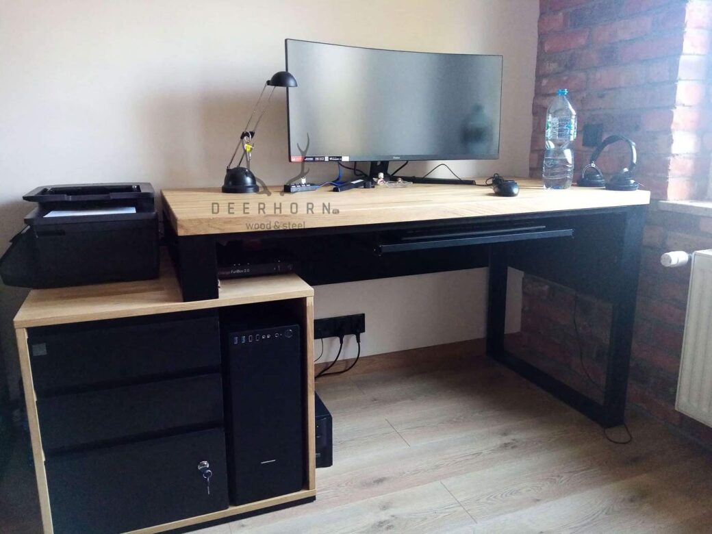 Biurko gabinetowe industrialne z solidnym, drewnianym blatem
