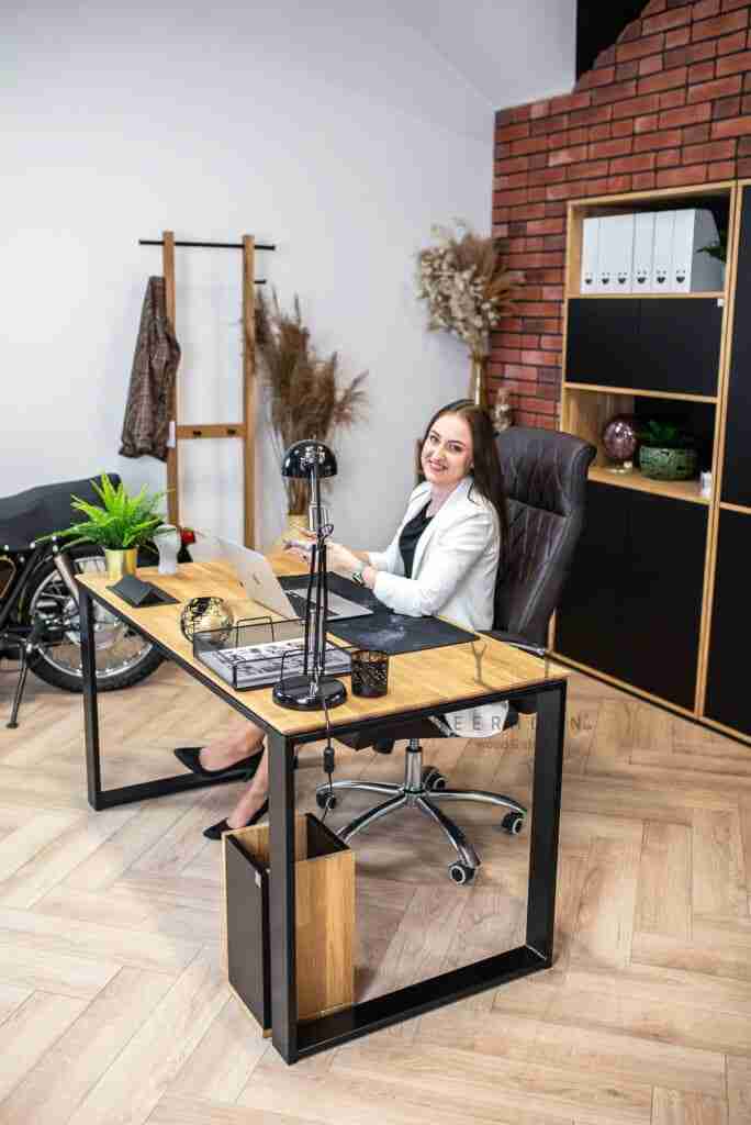 Klasyczne biurko z podciętym blatem 140x70 Loft Office Slim
