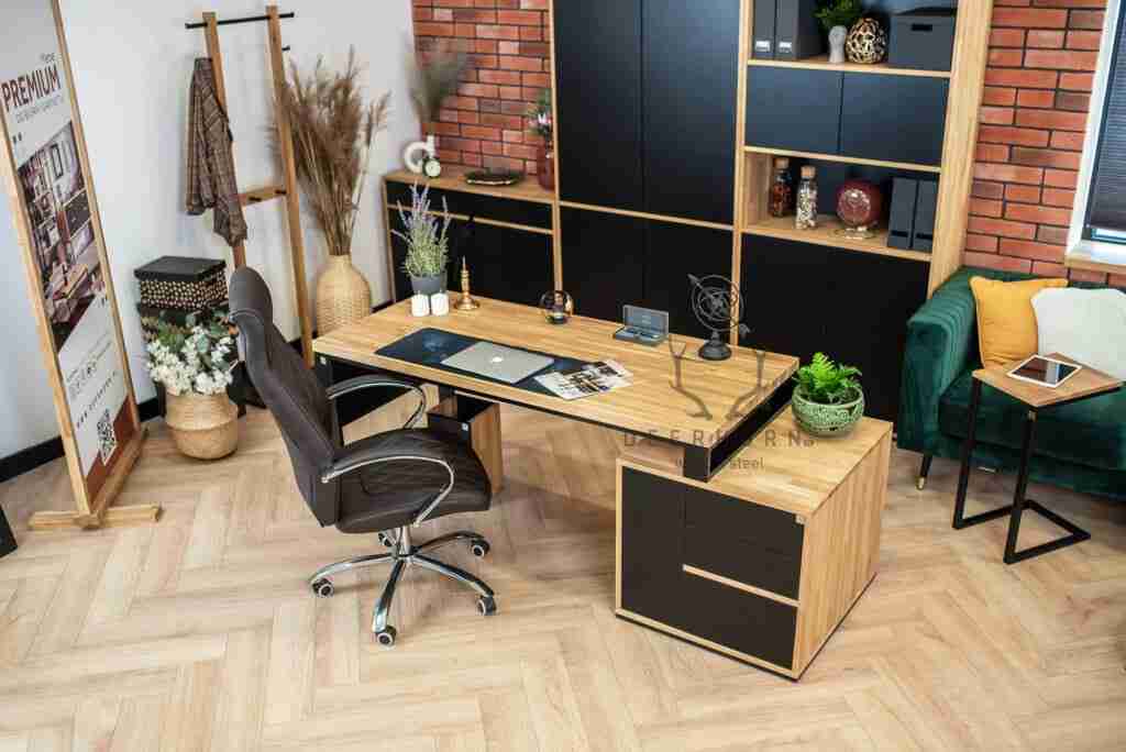 Biurko loft z drewna i metalu. Biurko z osłonami pod blatem