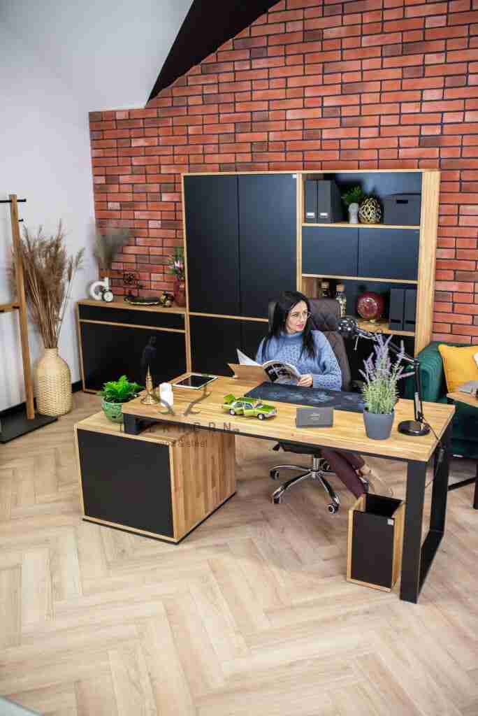 Biurko loft z drewna i metalu. Biurko z osłonami pod blatem