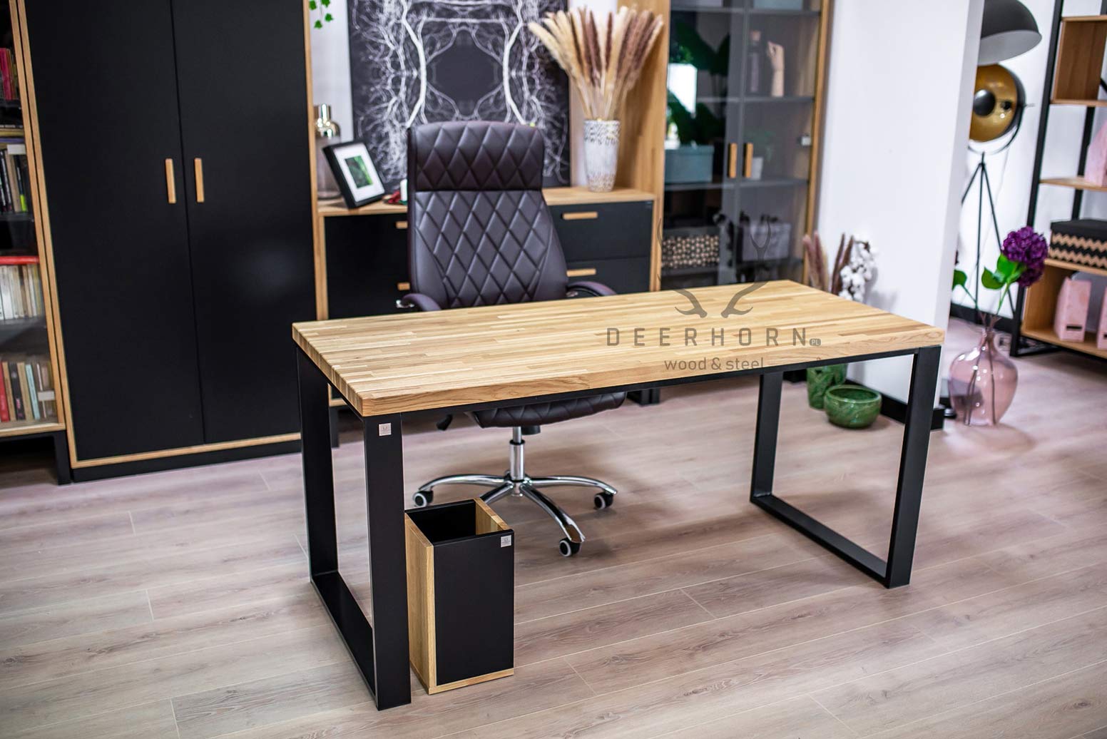 praktyczne biurko z drewna