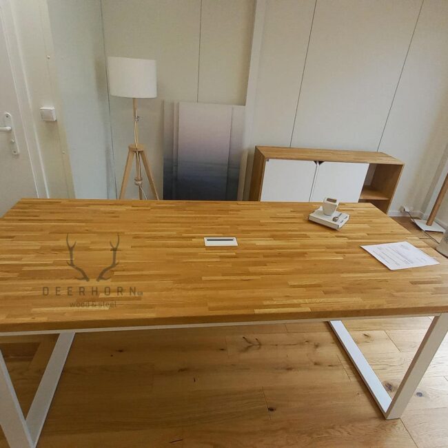 stół drewniany z metalem