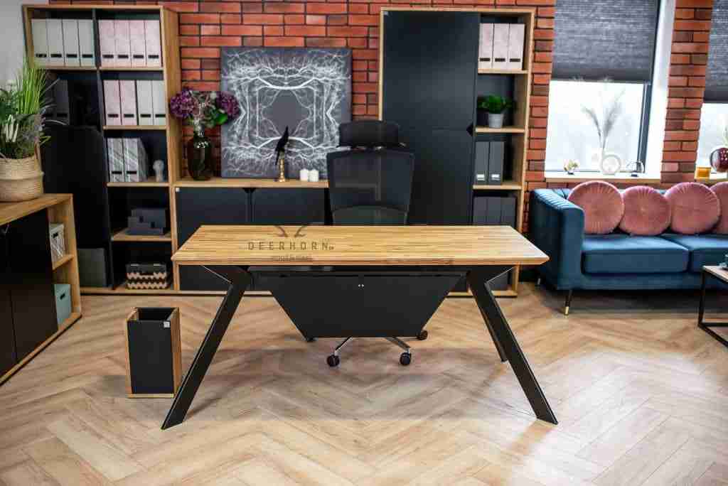 Nowoczesne biurko z litego drewna i metalu do loftowgo biura