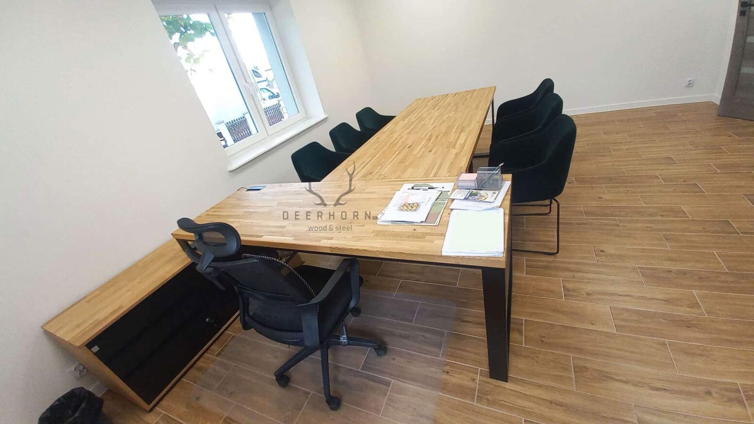 Biurko loft z drewnianym blatem i kontenerkiem pojemnym