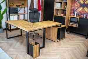 biurko drewniane z czarnym