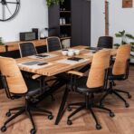 stół konferencyjny do biura z krzesłami ergonomicznymi