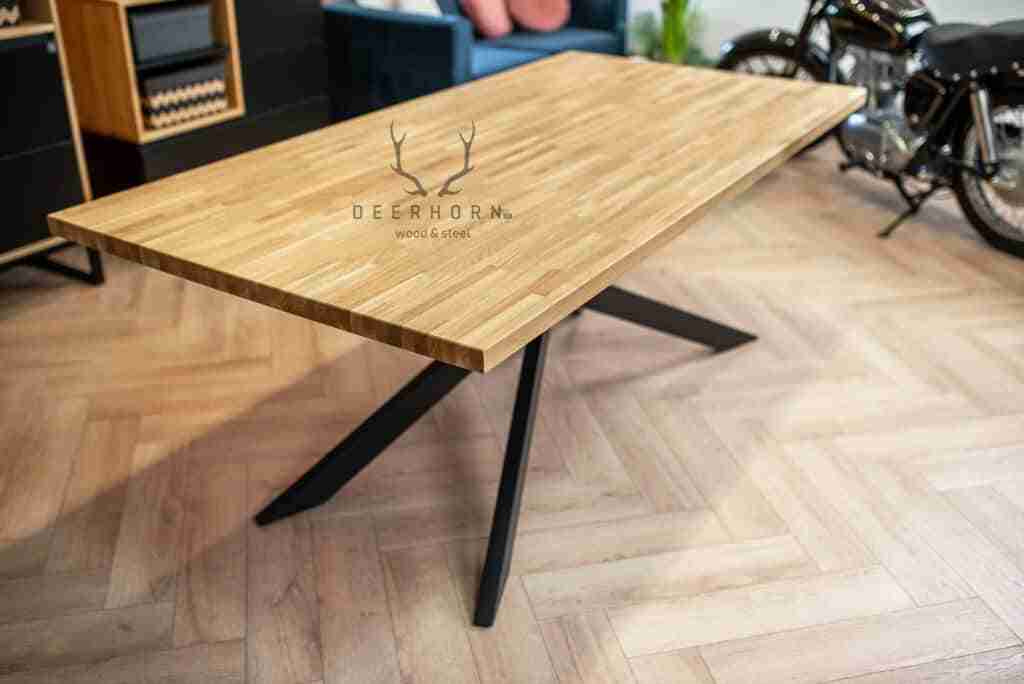 Tisch Holz mit schwarzen Beinen