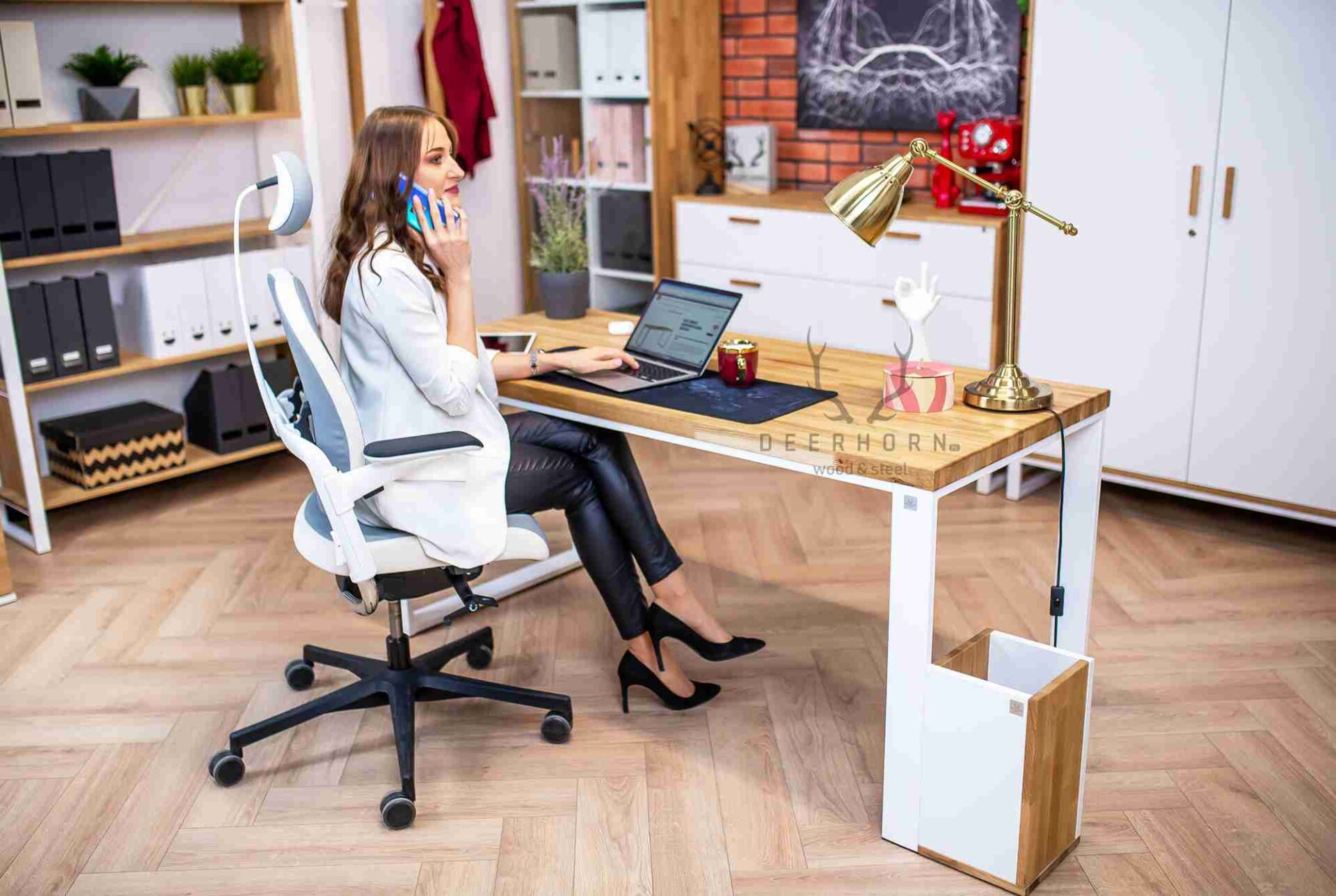 Białe biurko w stylu loft, skandynawskim do biura, gabinetu