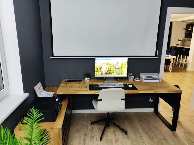 biurko do pracy przy komputerze