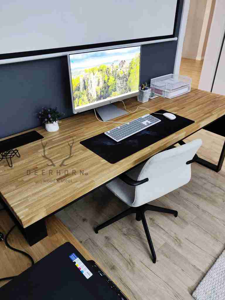 biurko z dużym blatem drewnianym