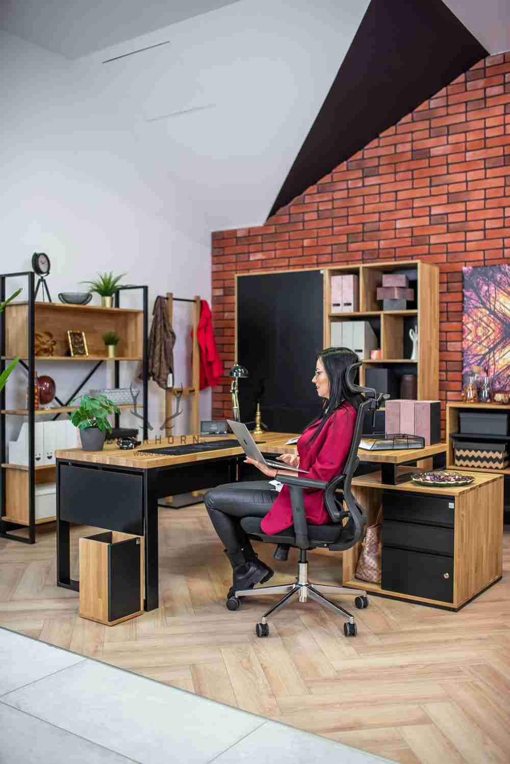 Biurko narożne z kontenerkiem i osłoną maskującą pod blatem Loft Office ...