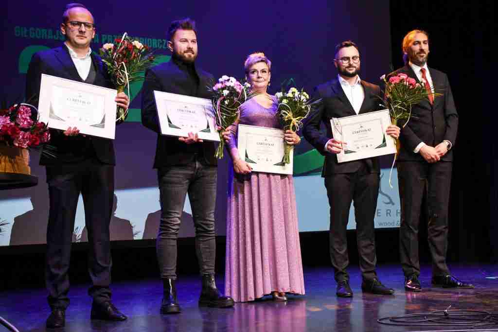 Rafał Pikul mit der Statuette in der Kategorie Unternehmen