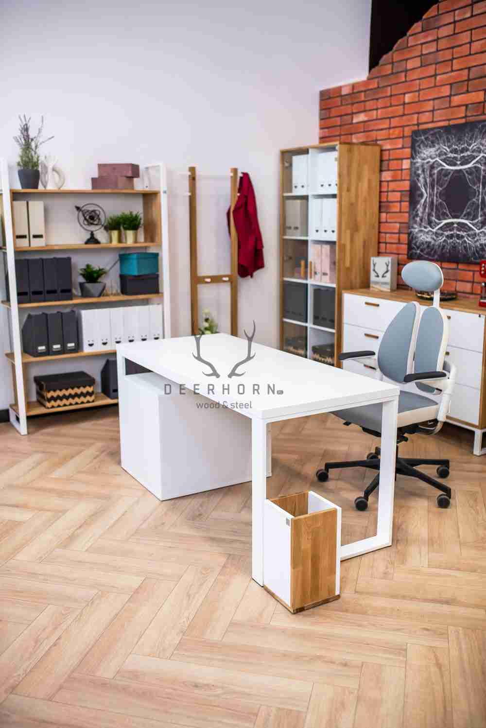 Białe biurko z płyty meblowej, z kontenerkiem i szufladami