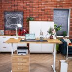 regulowane biurko z kontenerkiem na drukarkę