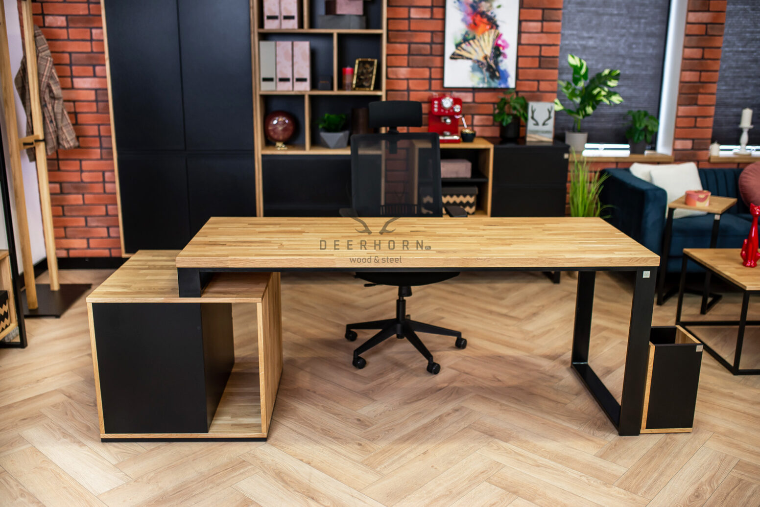 Biurko w stylu loft z kontenerkiem na potrzebne dokumenty
