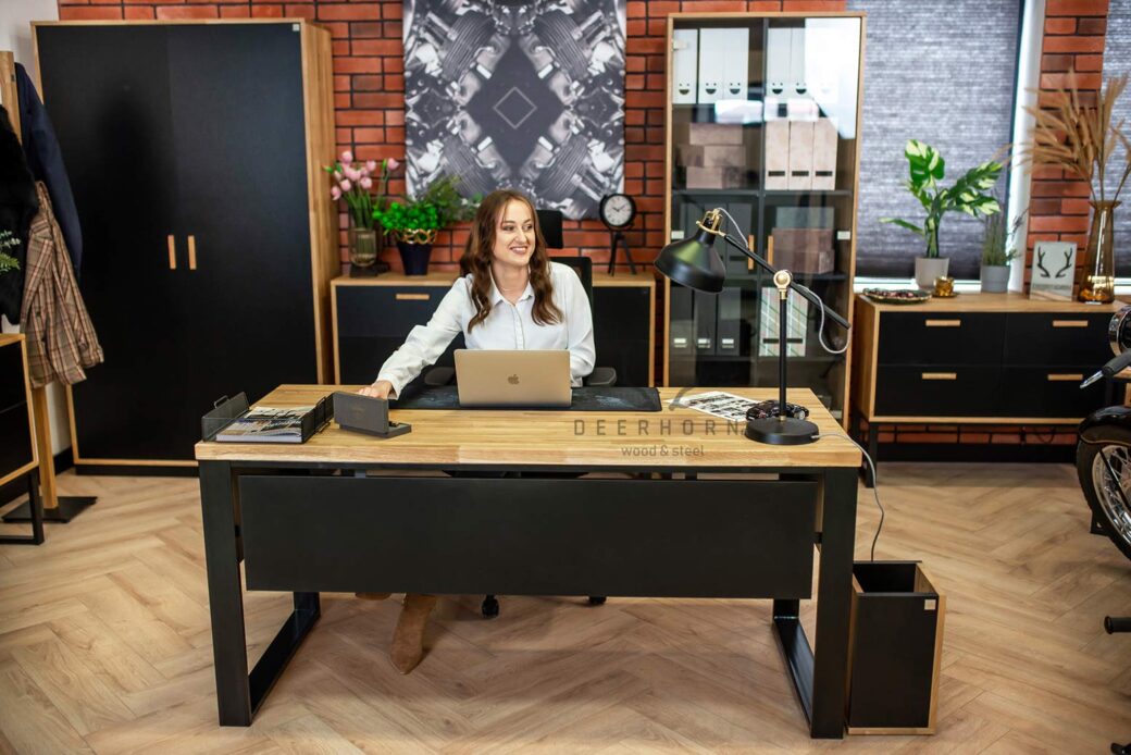 Biurko loft z gruby, masywnym blatem na metalowym stelażu