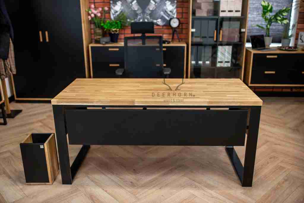 drewniane biurko z litego drewna