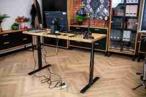 regulowane biurko z plączącymi się kablami