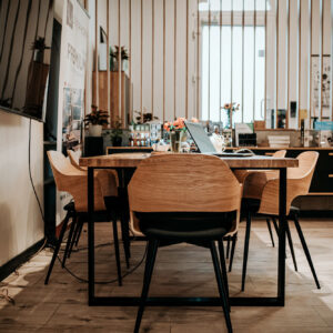 stół z krzesłami loftowymi