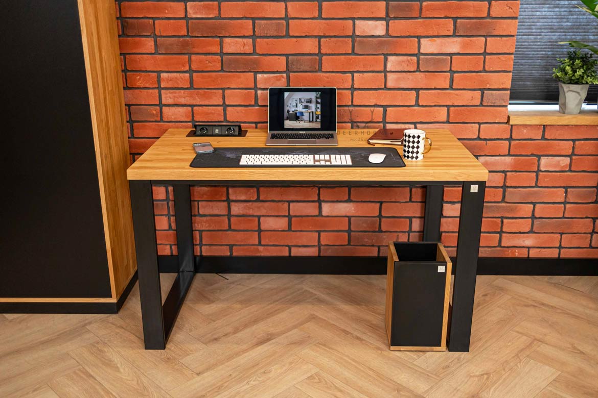 czarne biurko z laptopem na blacie biurka