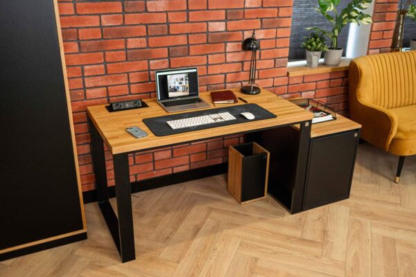 biurko z metalowymi nogami w kolorze czarnym