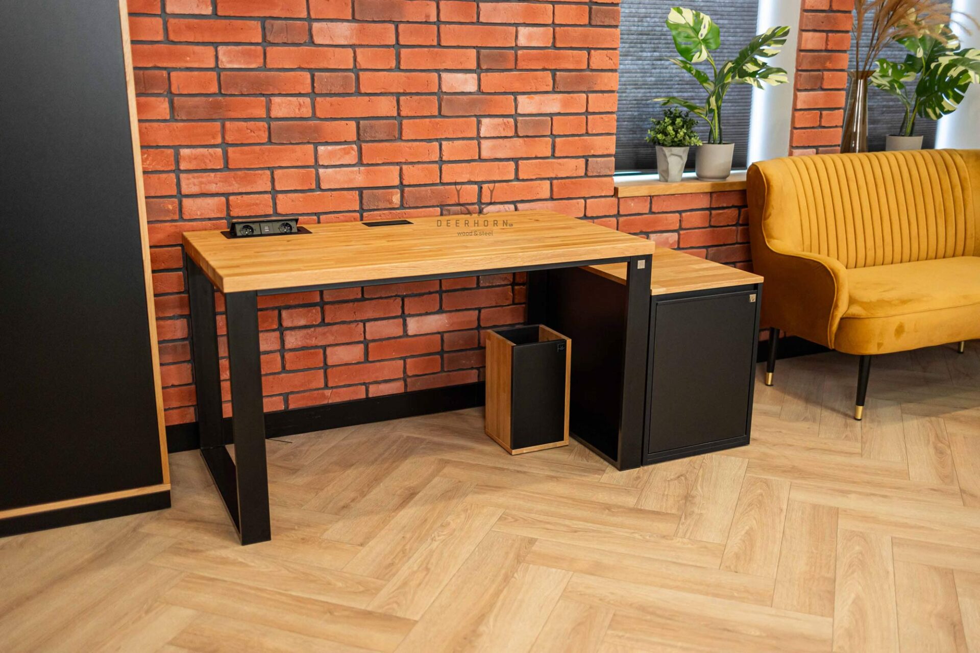 biurko z blatem z litego drewna i kontenerkiem