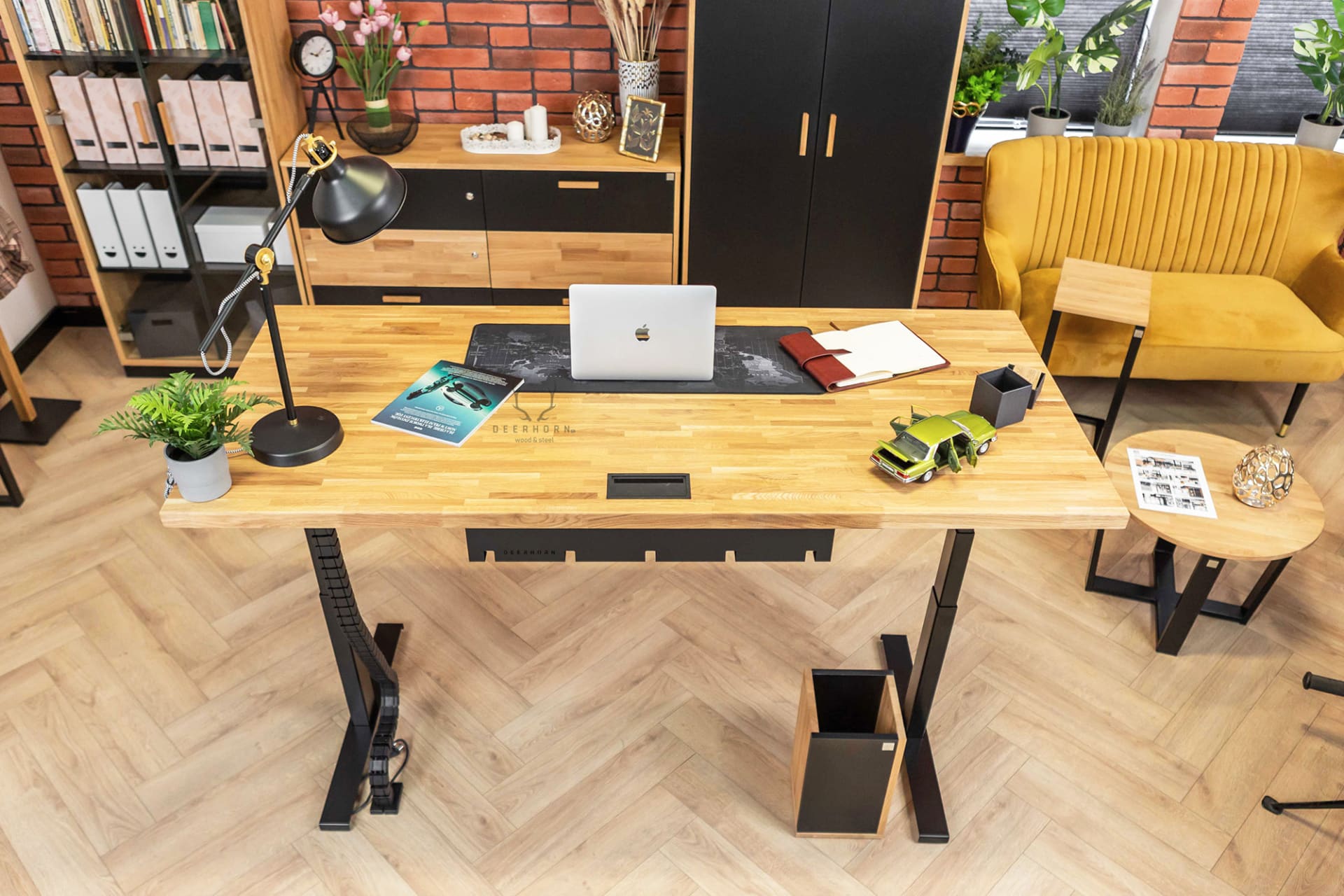 biurko z dużym praktycznym blatem z drewna