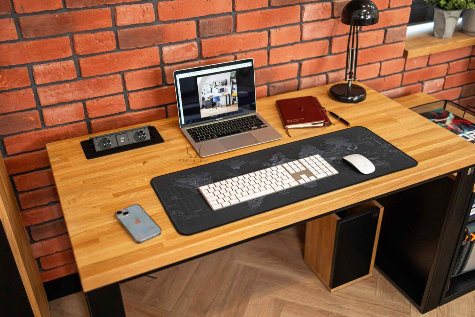 blat biurka z laptopem i innymi biurowymi akcesoriami