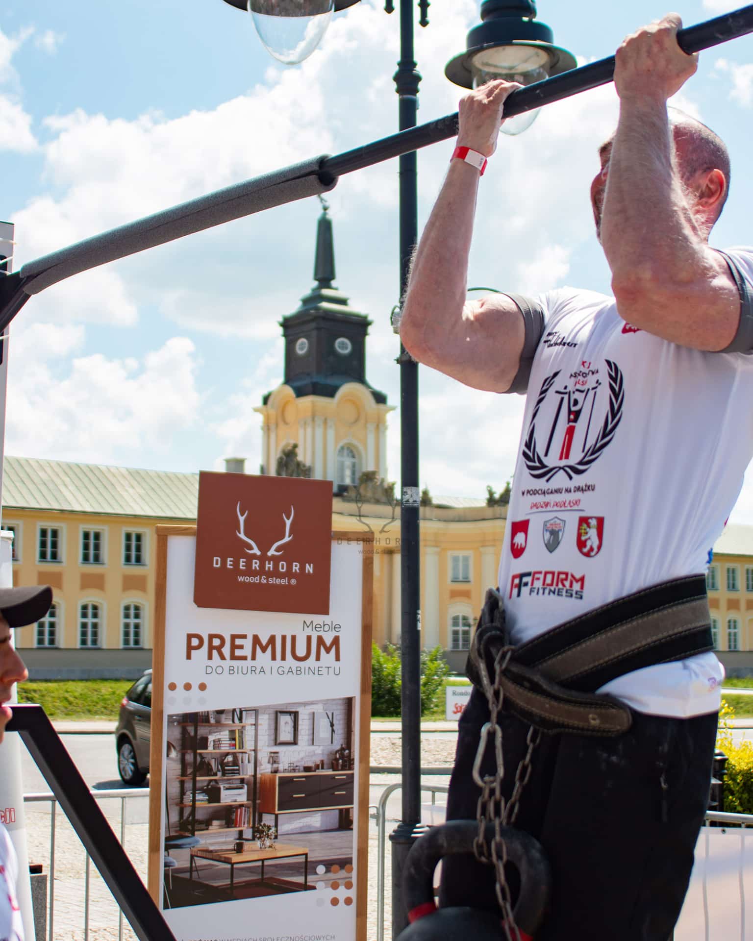 zawodnik podciągający się na drążku