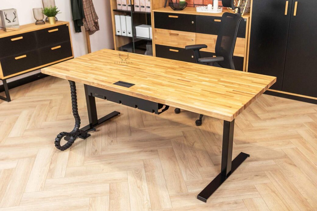 biurko z listwą podblatową