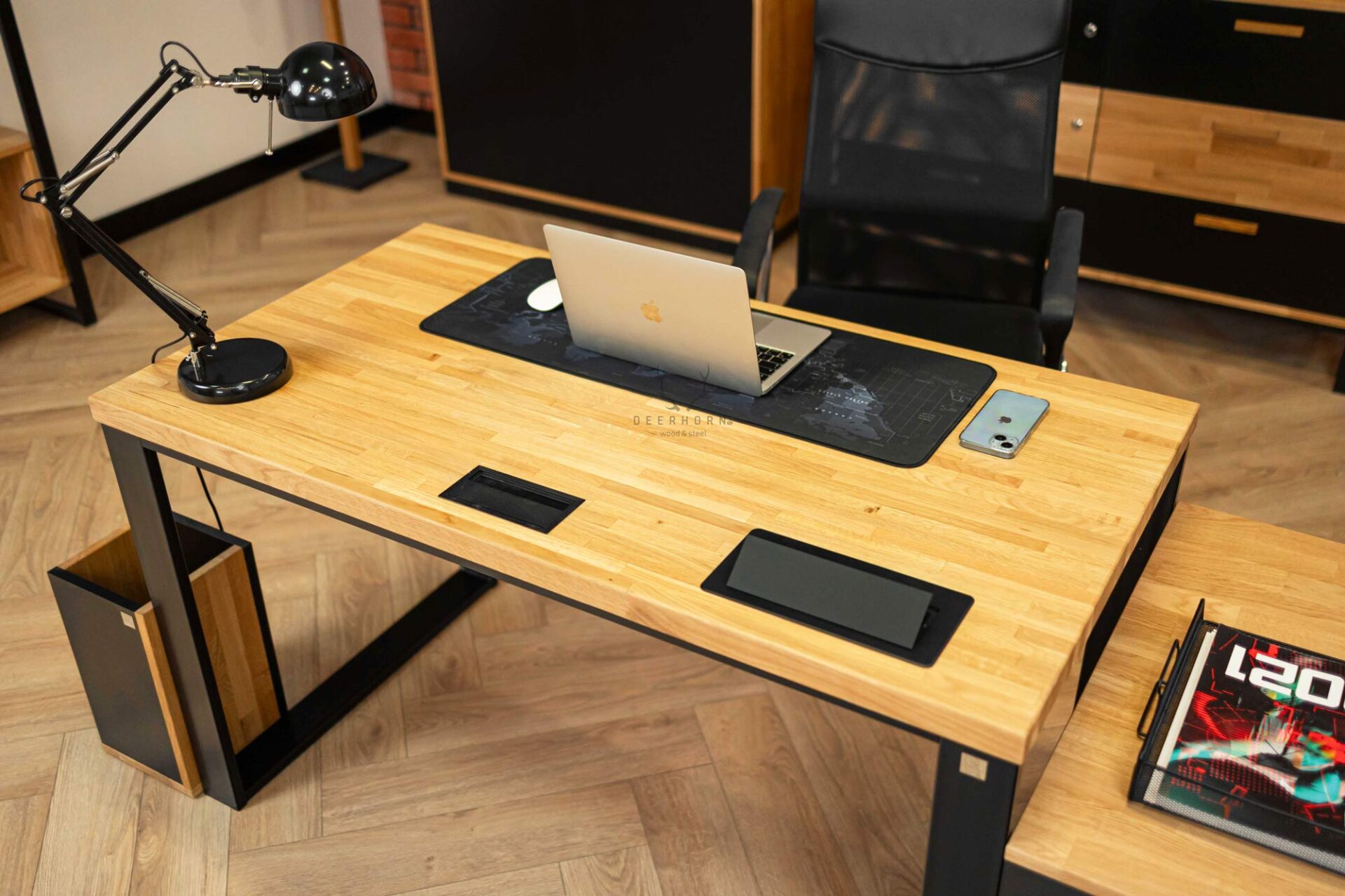 loft biurko z drewnianym blatem na metalowych nogach