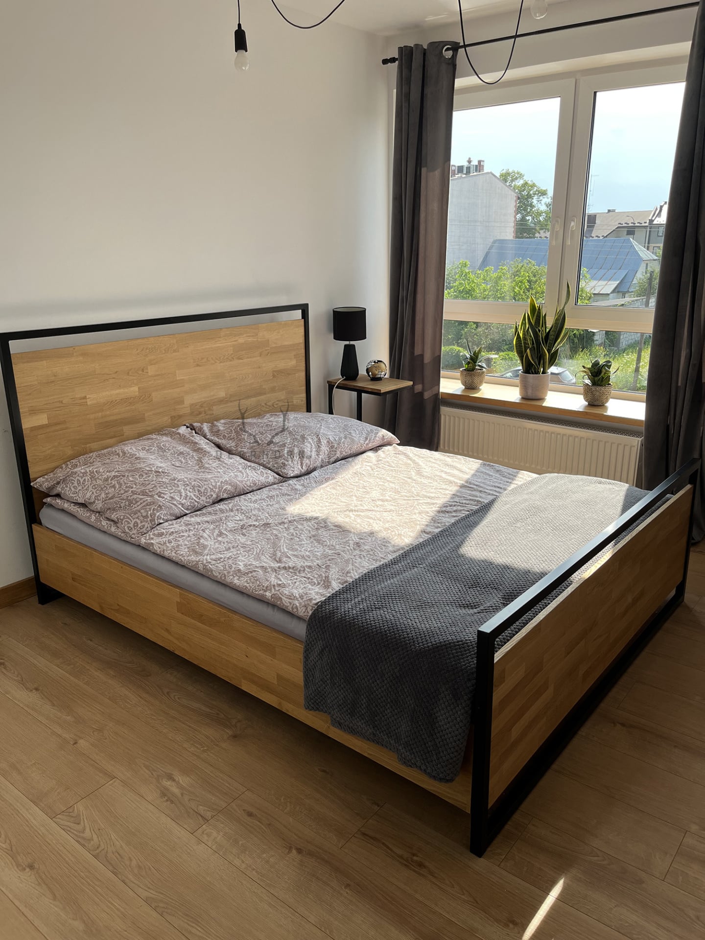 łóżko metalowe z drewnem