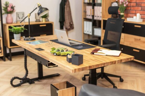 biurku z grubym blatem drewnianym