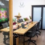 stół z drewnianym blatem