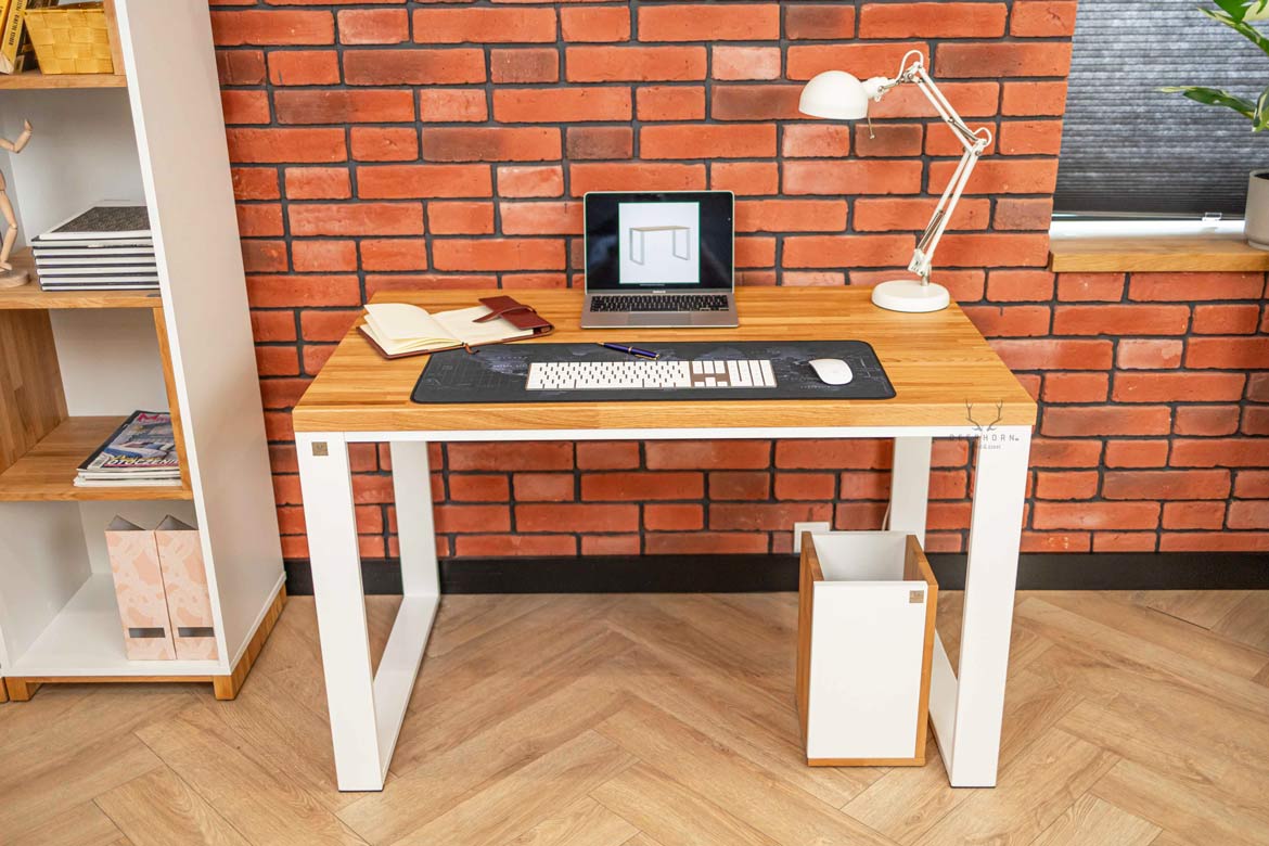 biurko białe z metalowym stelażem