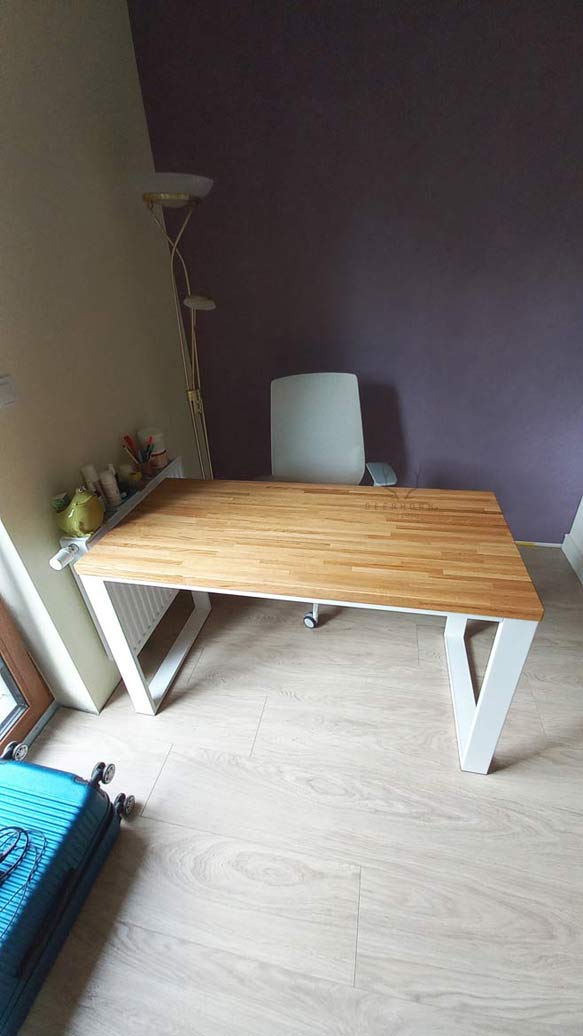biurko z blatem drewnianym i białymi nogami