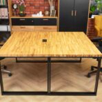 dwa biurka stojące obok siebie