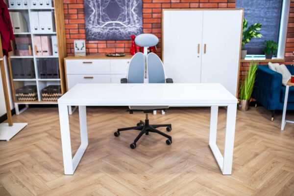 biurko w kolorze białym stojące na środku biura