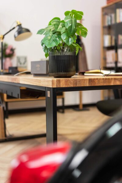 biurko z grubym blatem z drewna dębowego