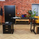 biurko czarne z innymi meblami z drewna i metalu