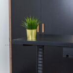 biurko czarne i listwa pionowa na kable