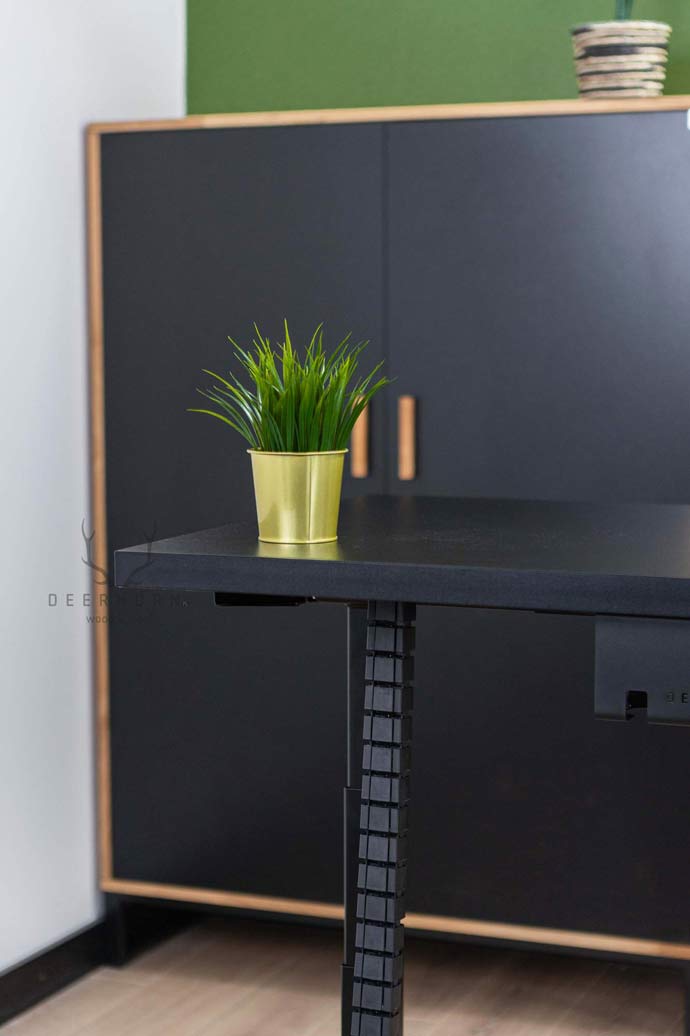 biurko czarne i listwa pionowa na kable