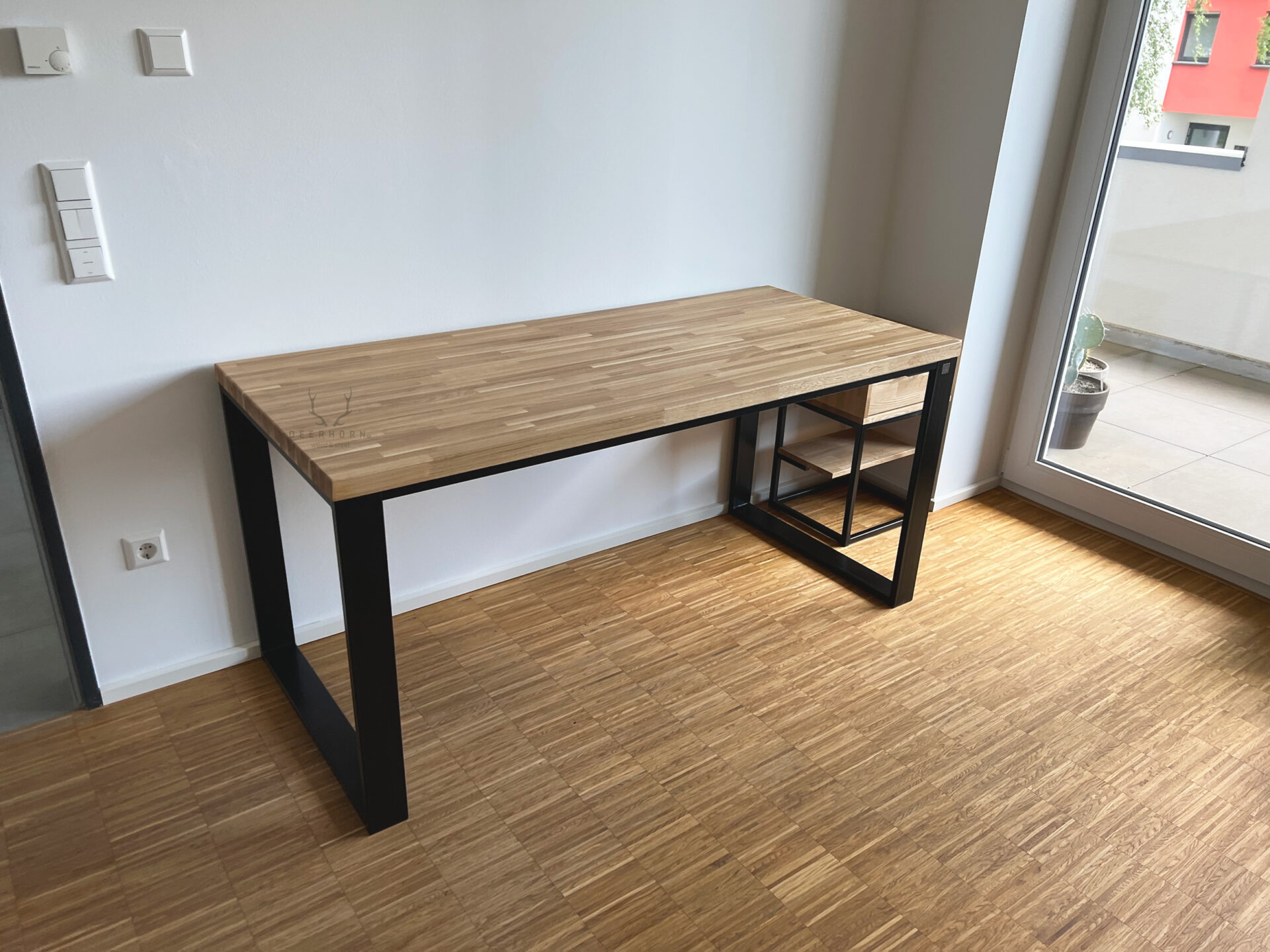 biurko czarne z blatem drewnianym